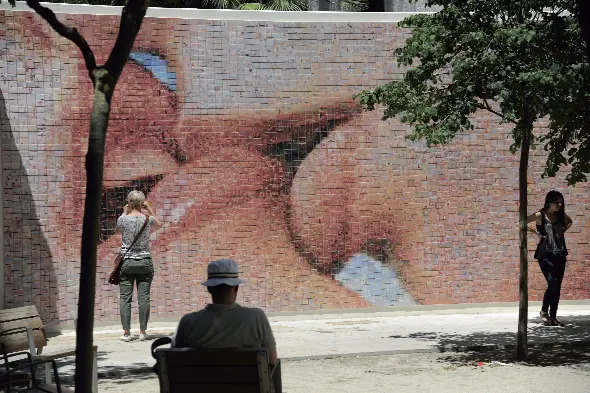 Mural del beso de Barcelona: enamórate (aún más) de la ciudad