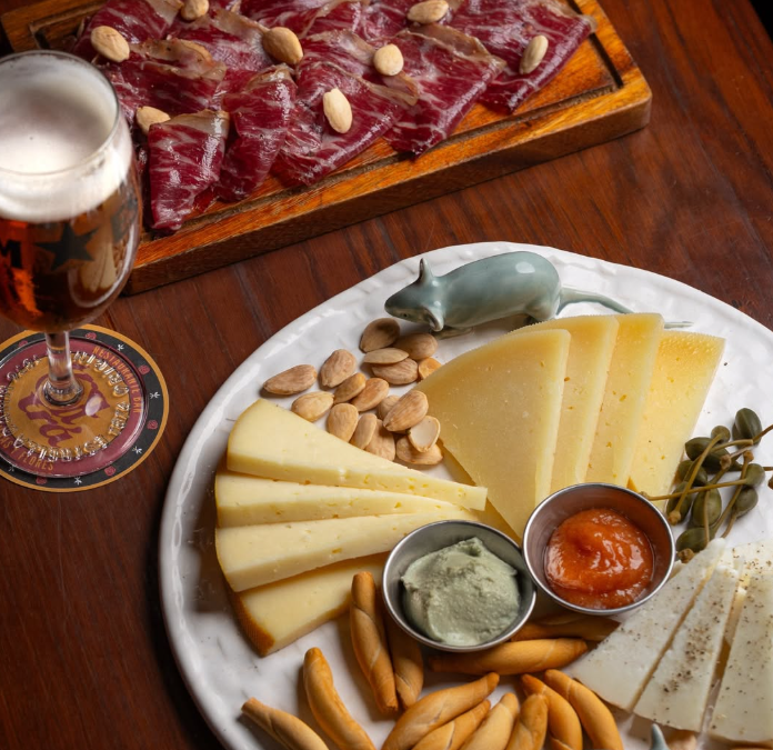 Tabla de ibéricos y quesos en Barcelona | Tracatrá